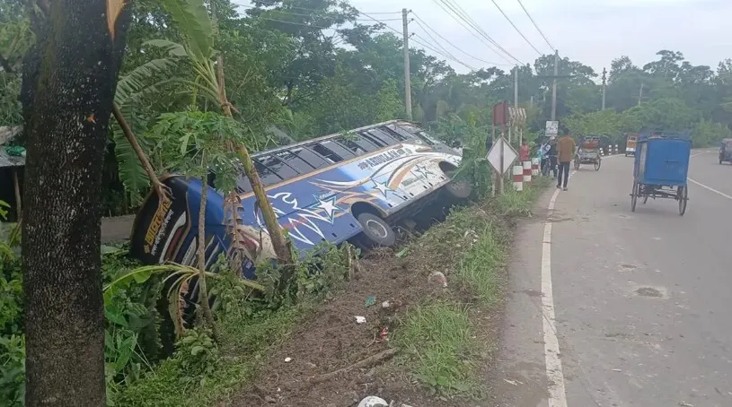 ঝালকাঠিতে ৩৫ যাত্রী নিয়ে খাদে পড়ল বাস